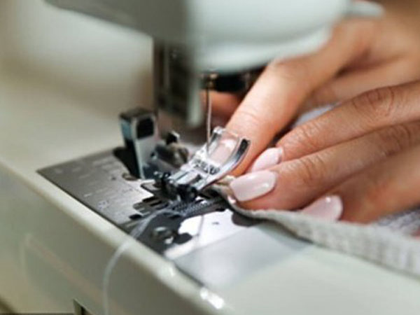 Cerrar la aguja de la máquina de coser